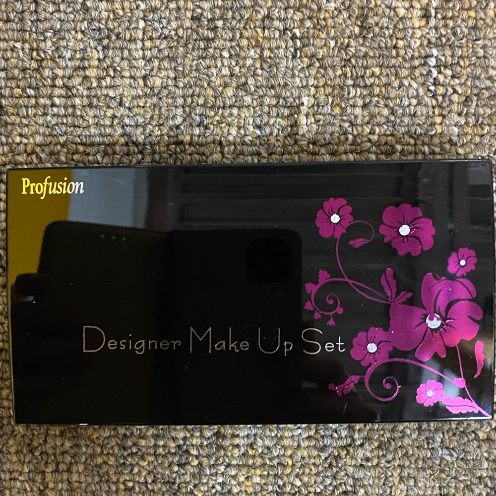 Designer makeup set - Picture 4 of 10